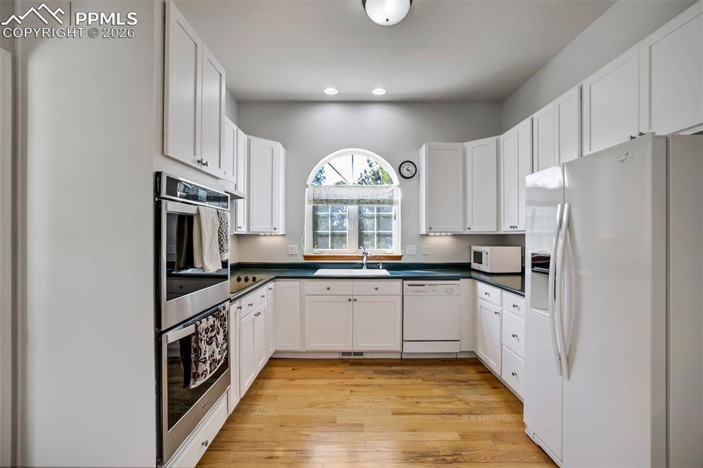 Image 10 of 50: Kitchen