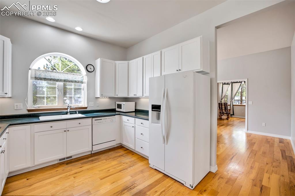 Image 12 of 50: Kitchen