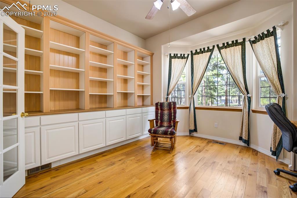 Image 14 of 50: Sitting Room
