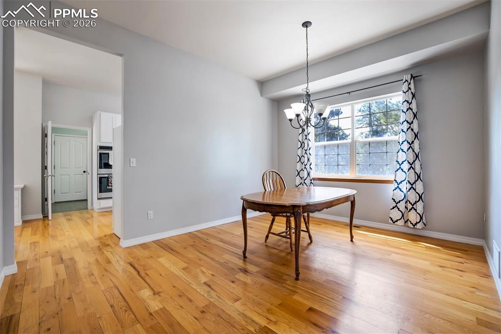 Image 18 of 50: Dining Area
