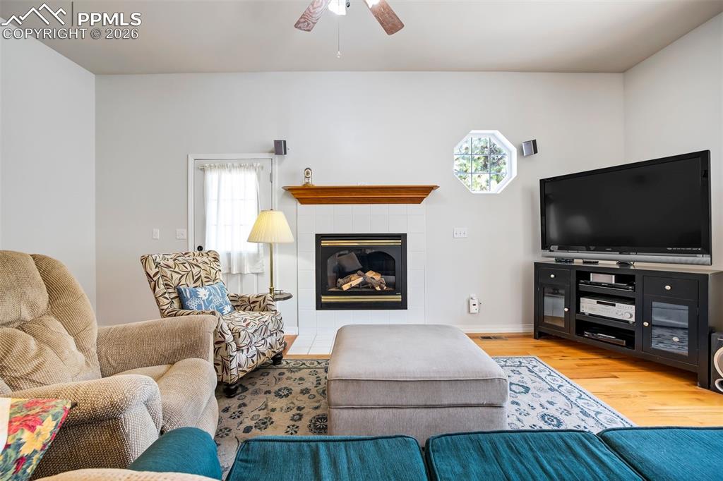 Image 8 of 50: Living Room
