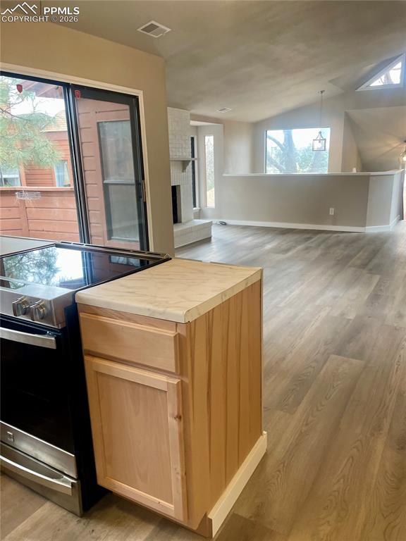 Image 18 of 43: Open floor plan and lofted ceiling.