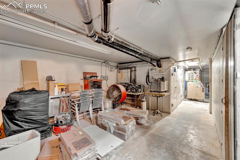 Image 34 of 48: Garage