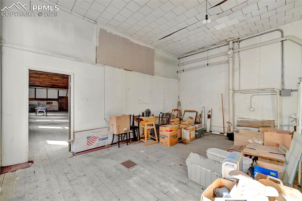 Image 36 of 48: Garage