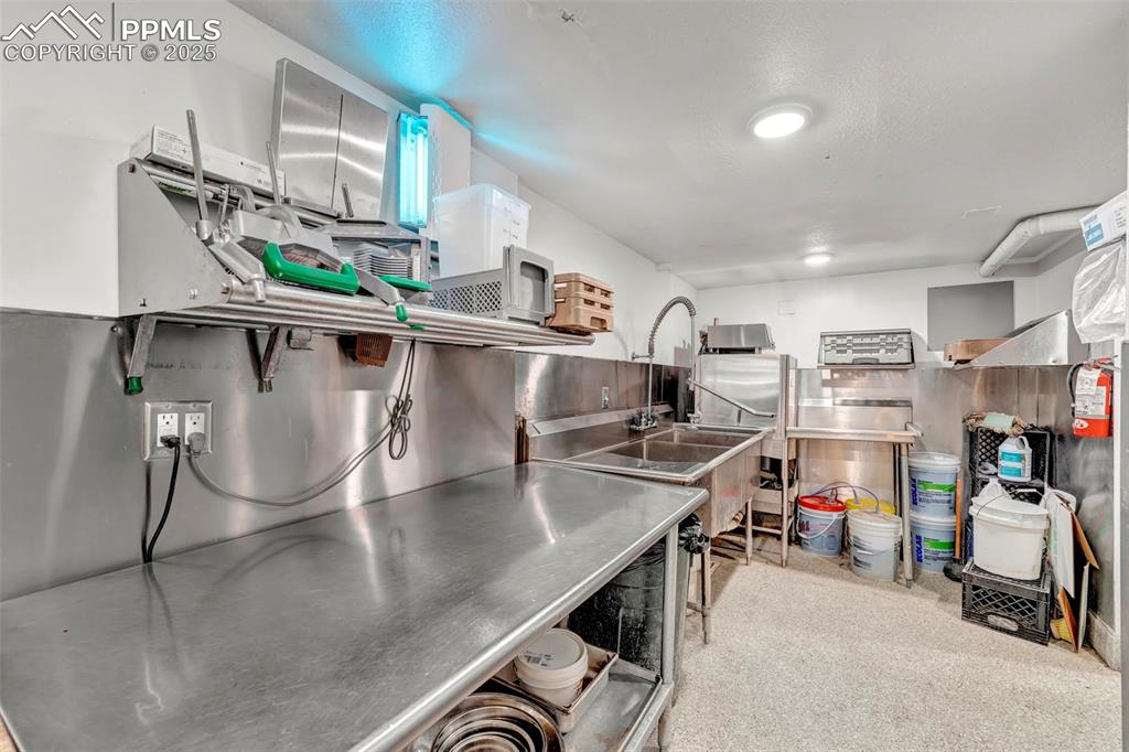 Image 7 of 48: Kitchen