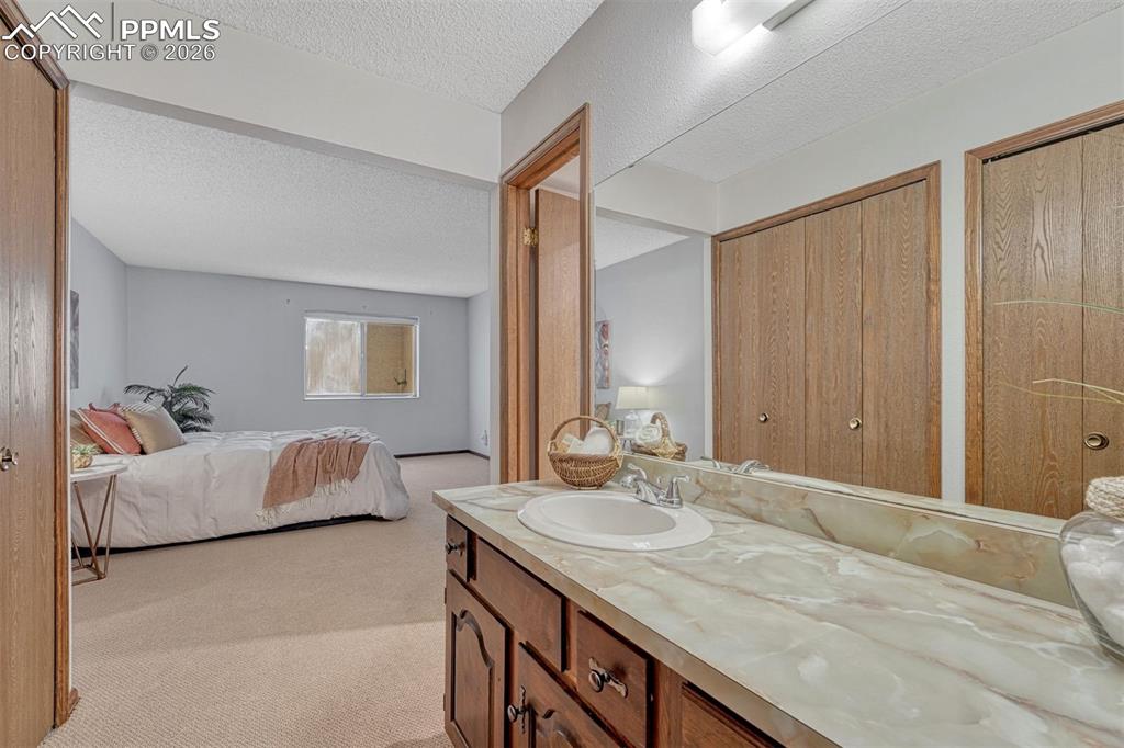 Image 13 of 27: Bathroom