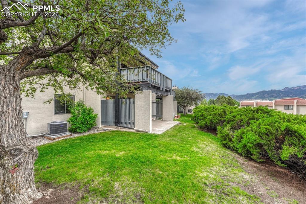 Image 21 of 27: Yard