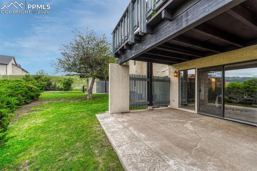 Image 23 of 27: Yard