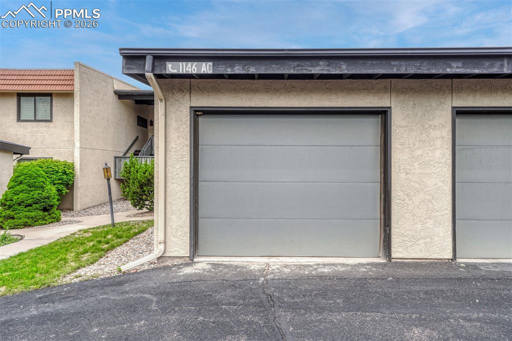 Image 24 of 27: Garage