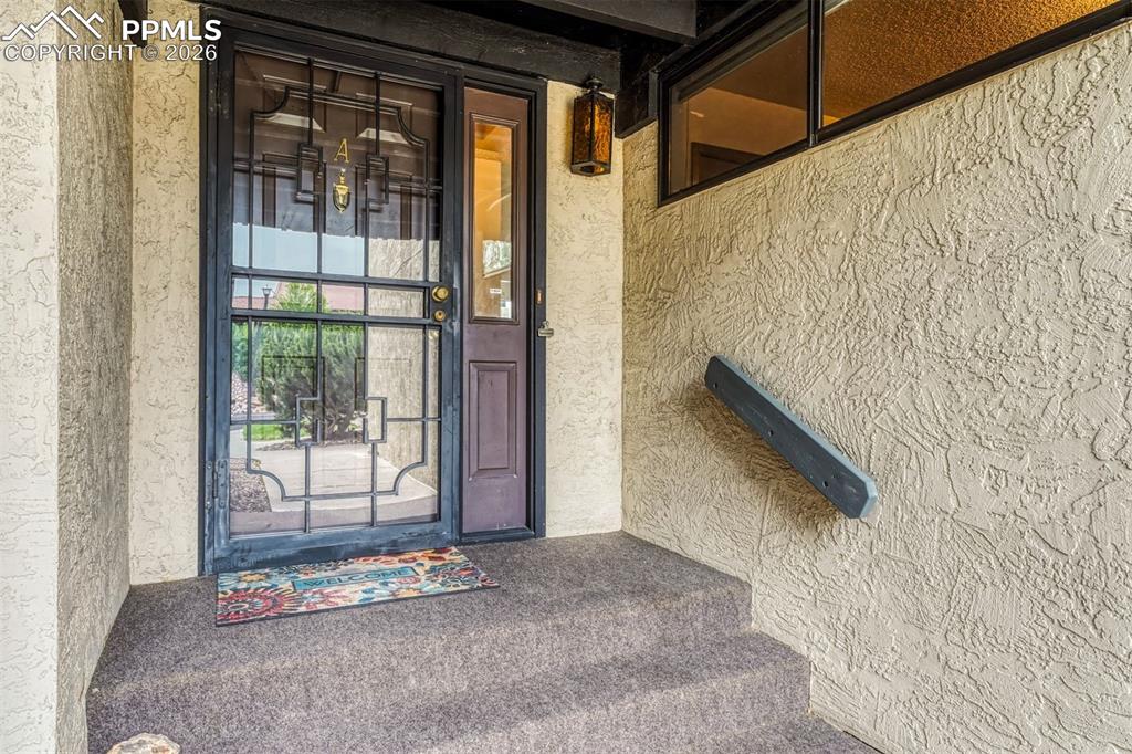 Image 7 of 27: Entry