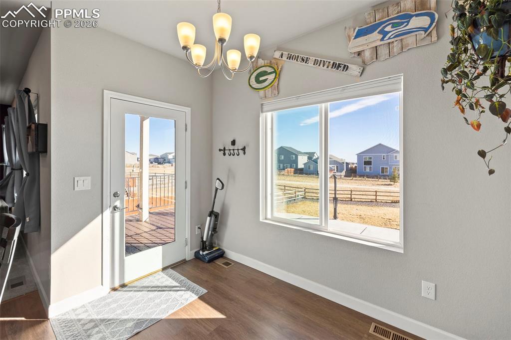 Image 10 of 39: Dining Area