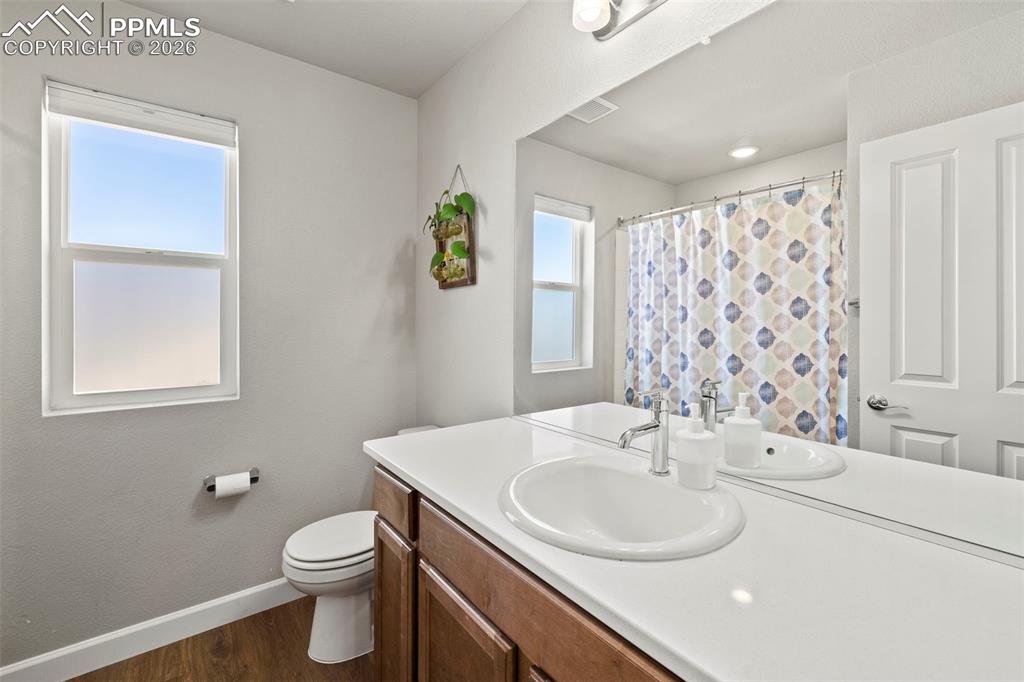 Image 18 of 39: Bathroom