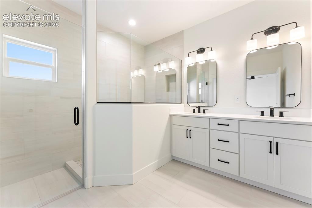 Image 19 of 34: Bathroom