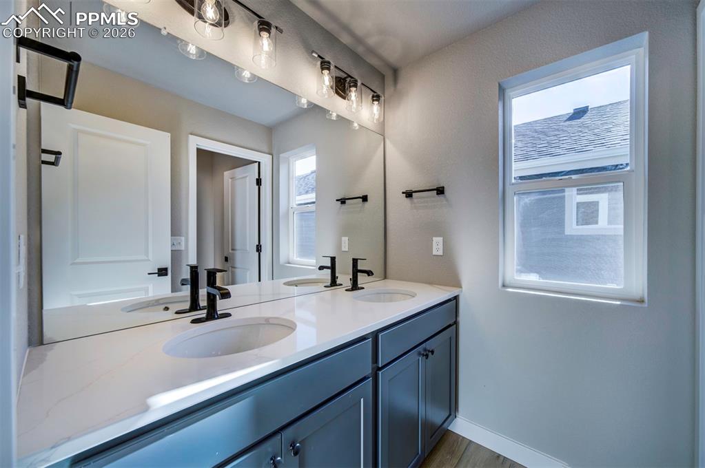 Image 35 of 35: Bathroom