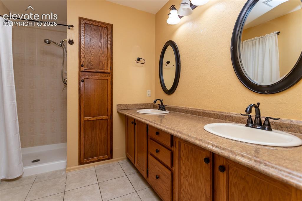 Image 23 of 29: Primary Ensuite