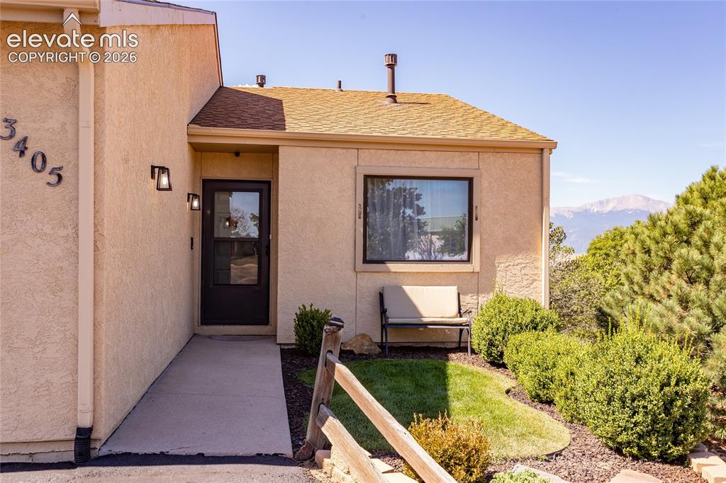 Image 3 of 29: Corner lot, entry with grassy yard and privacy from neighbors.Wonderfully e