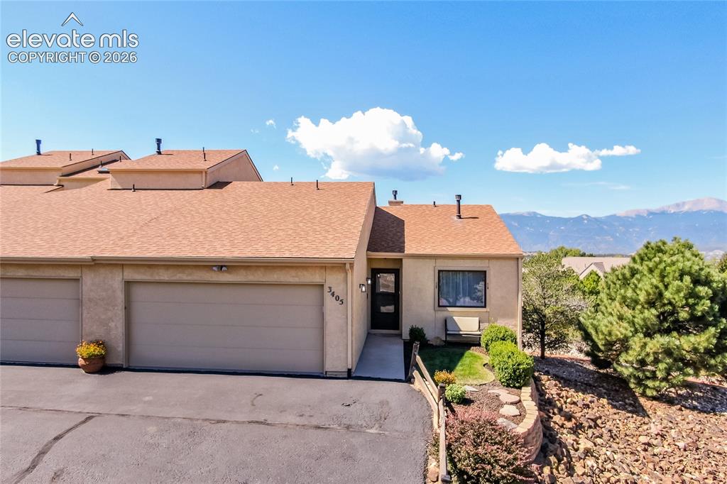 Image 4 of 29: Ranch living with amazing range views.