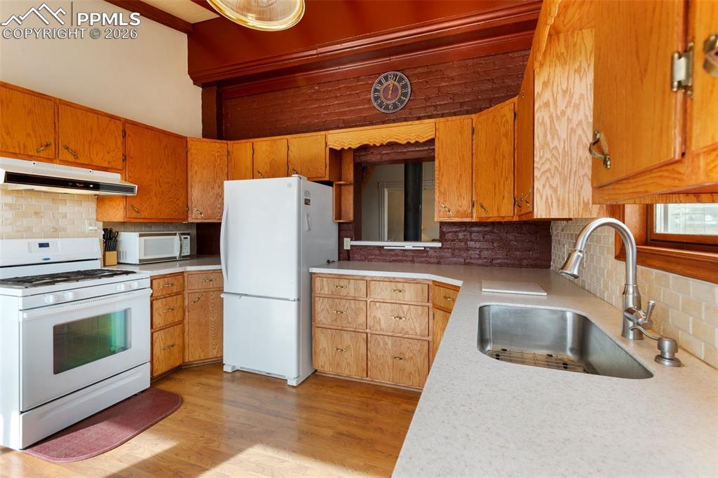 Image 13 of 49: Kitchen