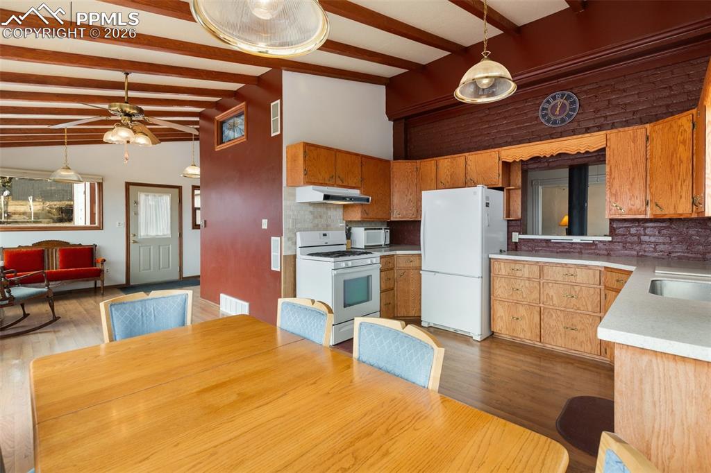 Image 14 of 49: Kitchen