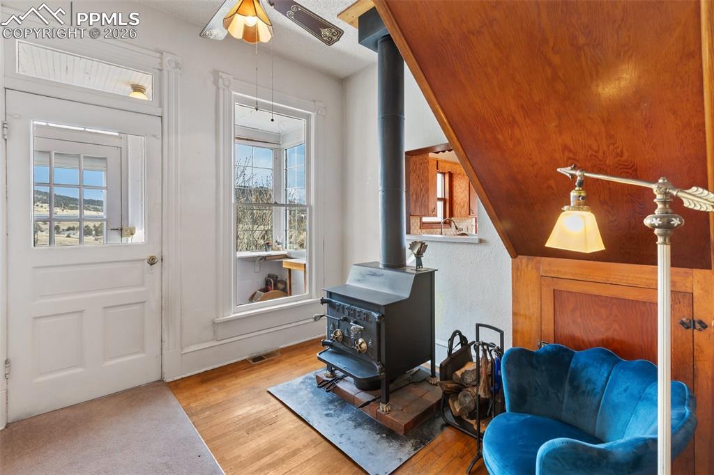 Image 19 of 49: Living Room