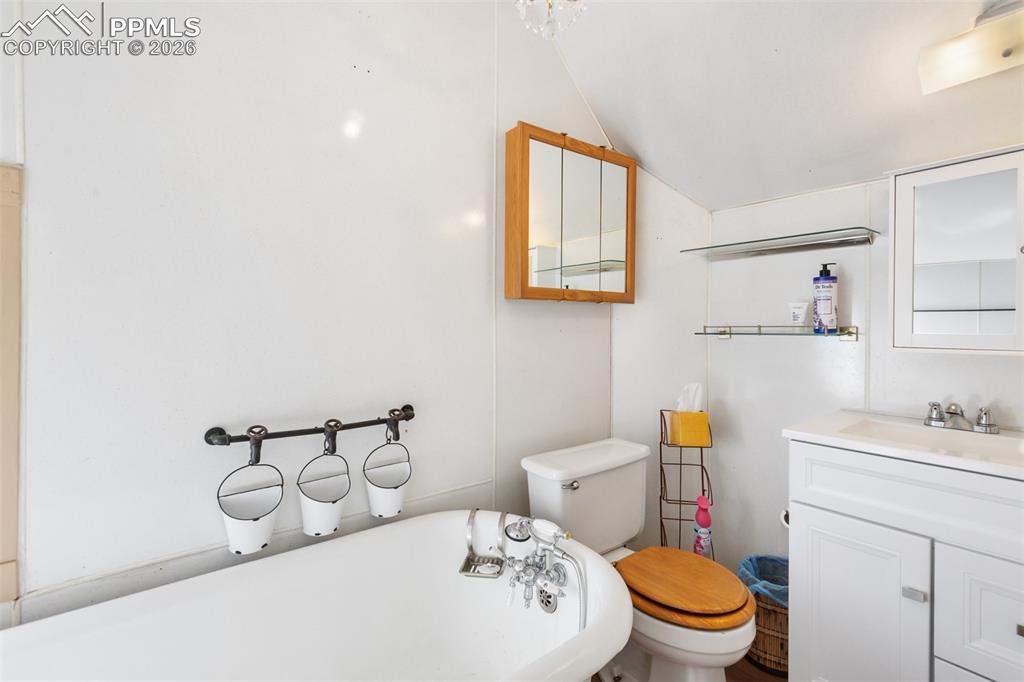 Image 28 of 49: Bathroom