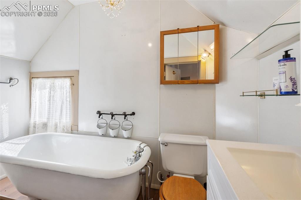 Image 29 of 49: Bathroom