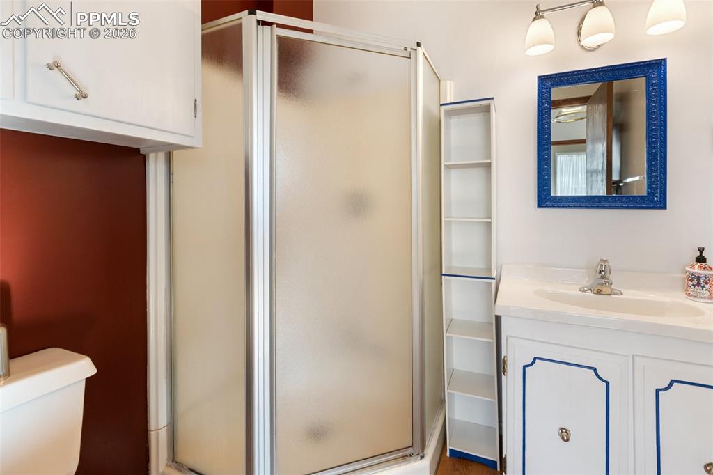 Image 31 of 49: Bathroom