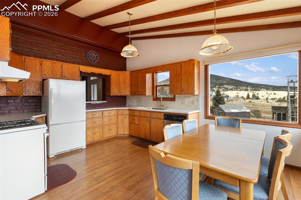 Image 5 of 49: Kitchen