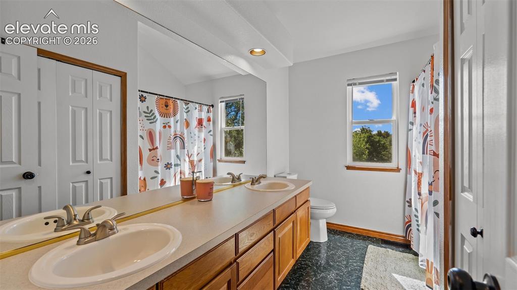 Image 19 of 30: Bathroom