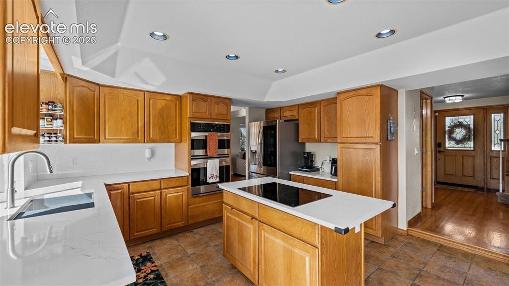 Image 7 of 30: Kitchen