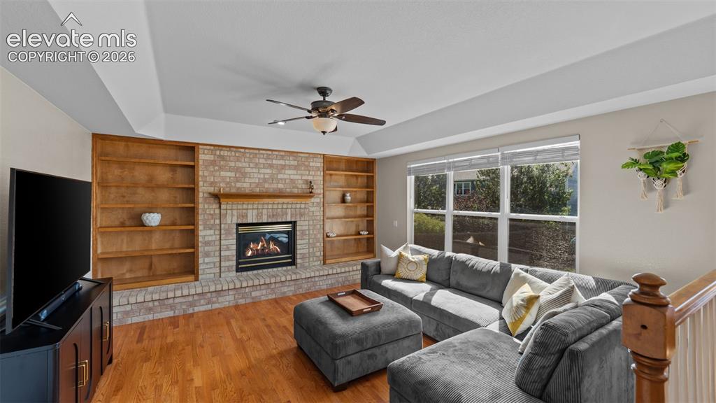 Image 8 of 30: Living Room