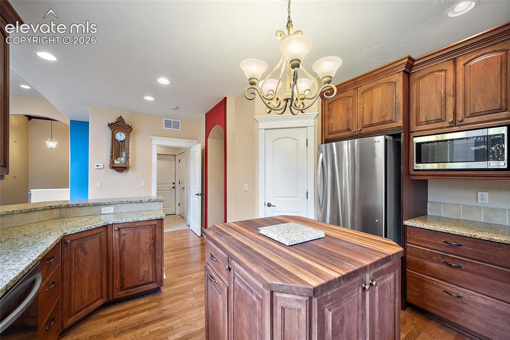 Image 10 of 50: Kitchen