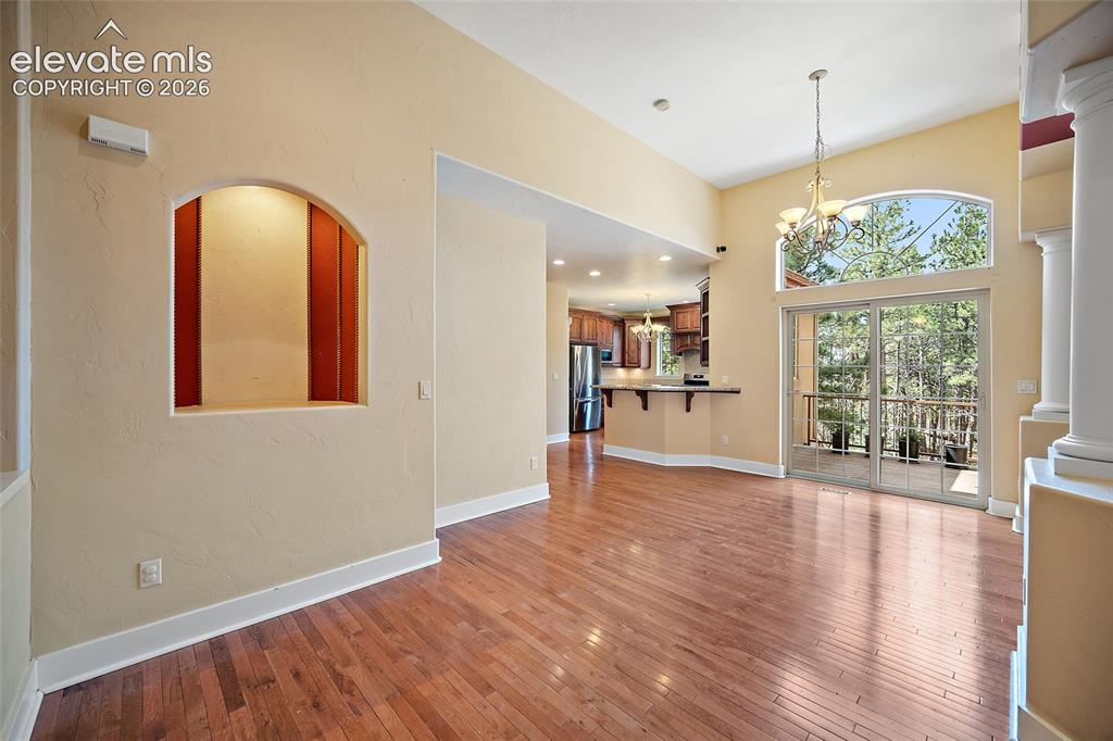 Image 15 of 50: Dining Area
