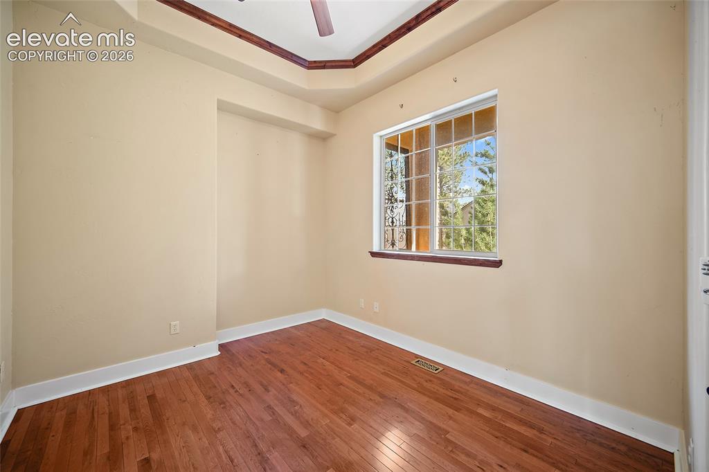 Image 19 of 50: Office