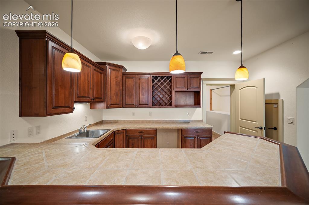 Image 31 of 50: Wet bar in the family room.