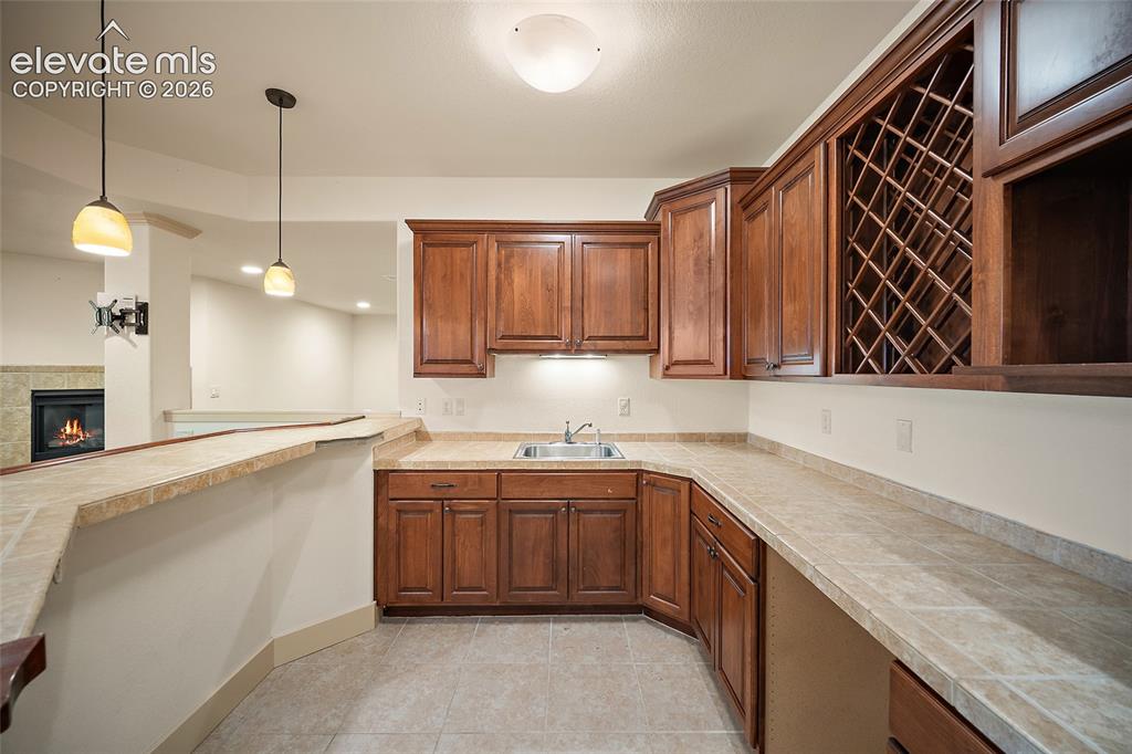 Image 34 of 50: wet Bar In the family room.