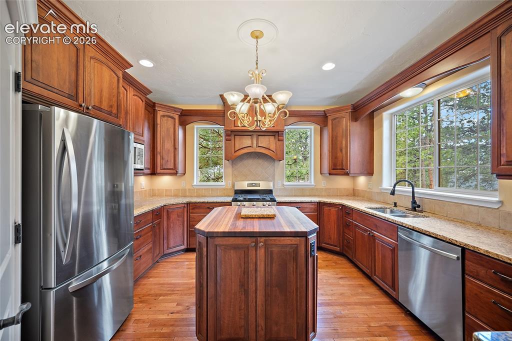 Image 6 of 50: Kitchen