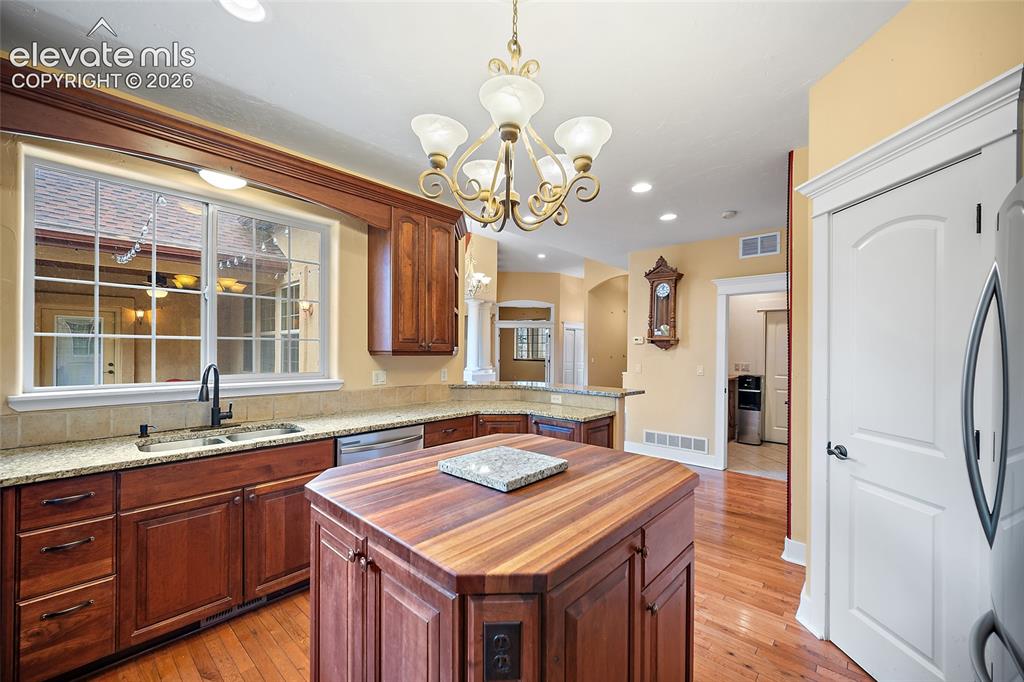 Image 9 of 50: Kitchen