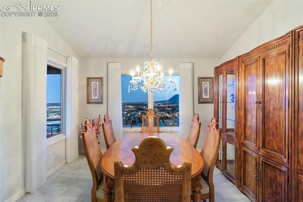 Image 11 of 50: Dining Area