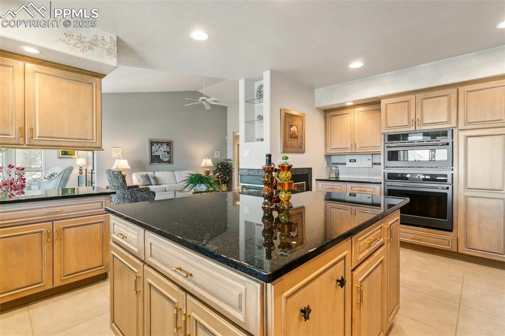 Image 14 of 50: Kitchen