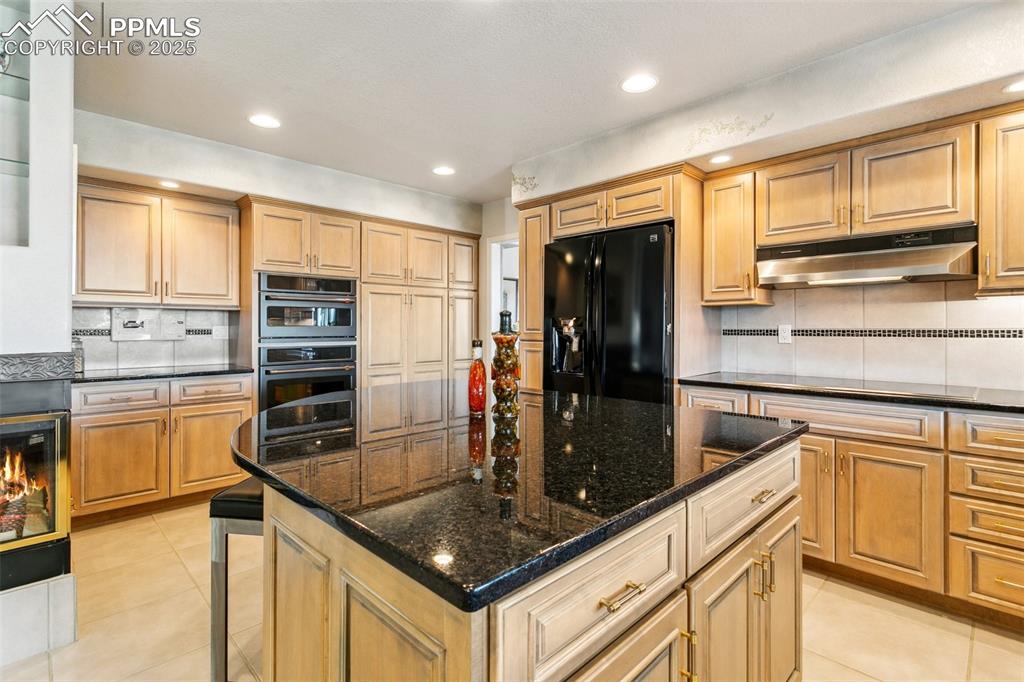 Image 15 of 50: Kitchen