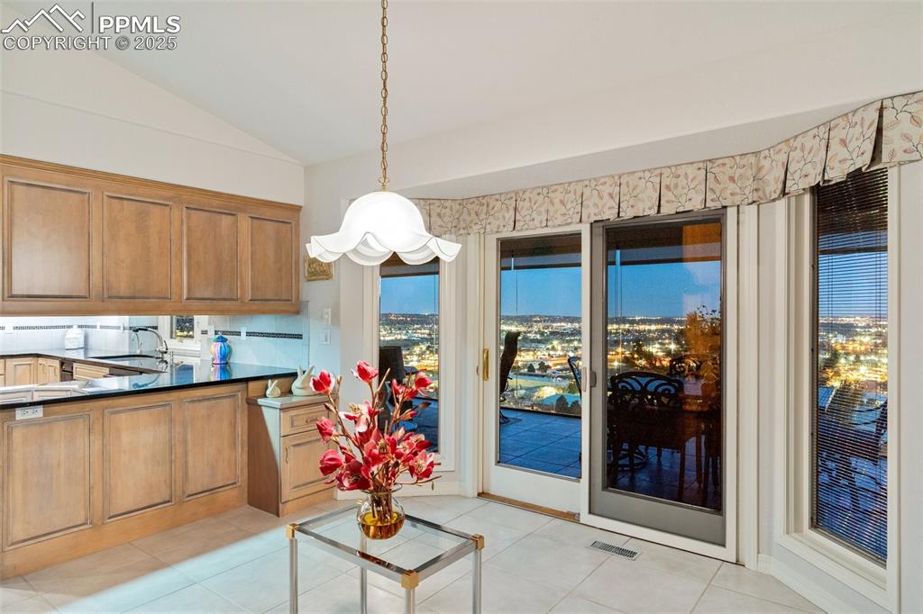 Image 19 of 50: Breakfast Area