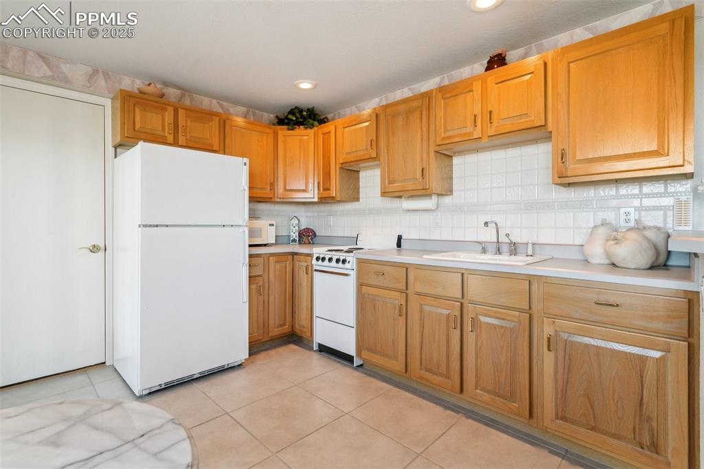 Image 42 of 50: Lower level kitchen