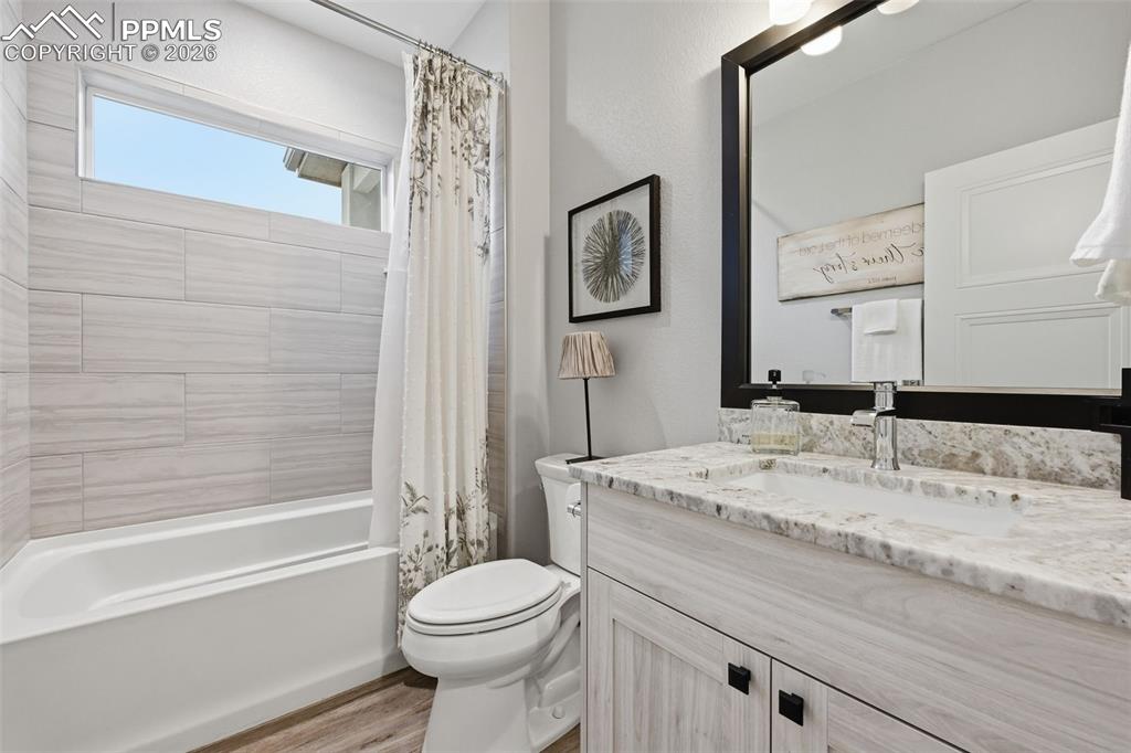 Image 19 of 38: Bathroom