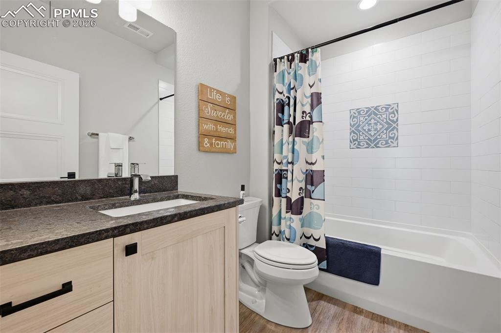 Image 30 of 38: Bathroom