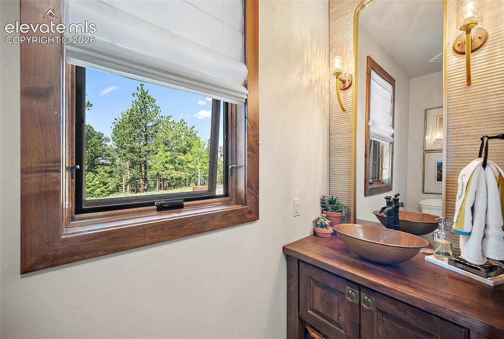 Image 17 of 48: Dining Area