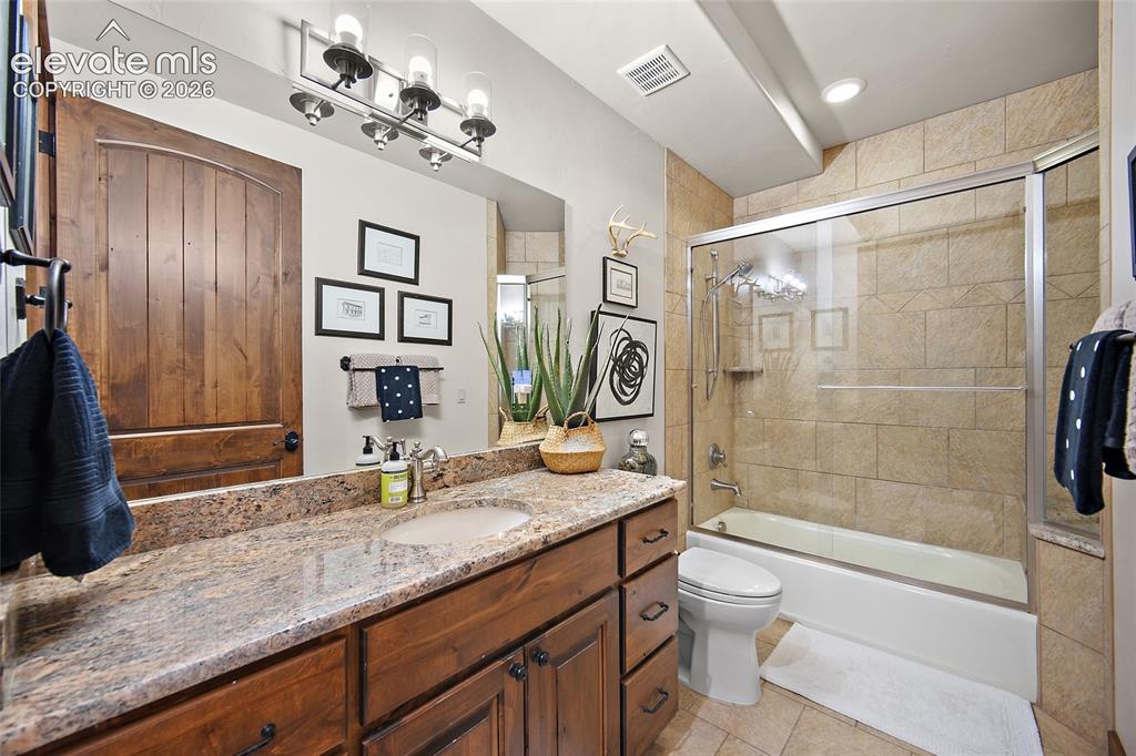 Image 34 of 48: Bathroom