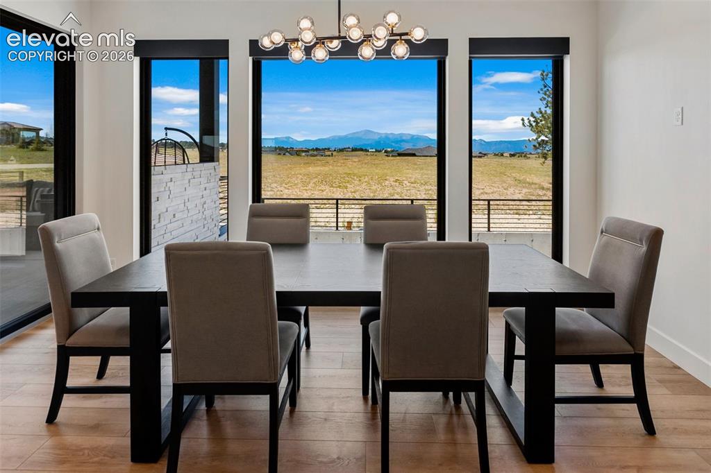 Image 20 of 50: Dining Area