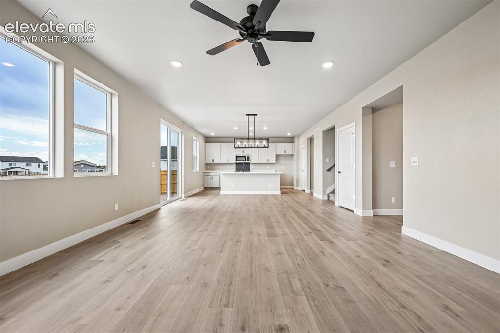 Image 8 of 50: Living Room