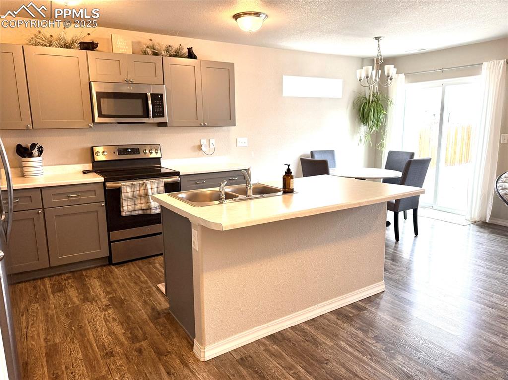 Image 10 of 46: Kitchen